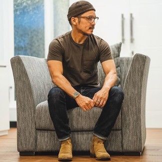 Dunkelbraunes T-Shirt mit einem Rundhalsausschnitt kombinieren – 400 Herren Outfits