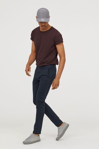 Dunkelbraunes T-Shirt mit einem Rundhalsausschnitt kombinieren – 400 Herren Outfits