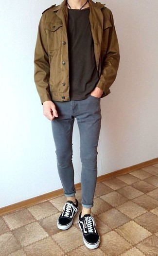 Dunkelbraunes T-Shirt mit einem Rundhalsausschnitt kombinieren – 400 Herren Outfits