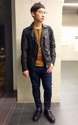 Teenager: Dunkelbraunes T-Shirt mit einem Rundhalsausschnitt kombinieren – 3 Herbst Herren Outfits
