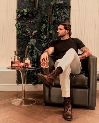 Dunkelbraunes T-Shirt mit einem Rundhalsausschnitt kombinieren – 400 Herren Outfits