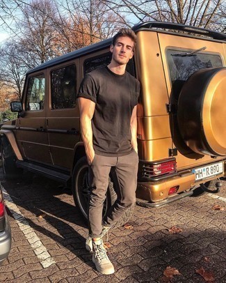 Dunkelbraunes T-Shirt mit einem Rundhalsausschnitt kombinieren – 400 Herren Outfits