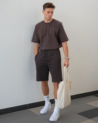 30 Jährige: Dunkelbraunes T-Shirt mit einem Rundhalsausschnitt kombinieren – 271 Herren Outfits