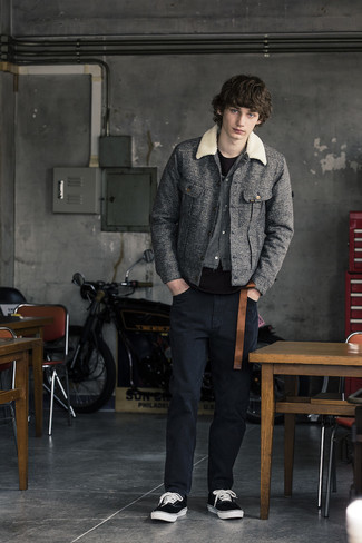 Teenager: Dunkelbraunes T-Shirt mit einem Rundhalsausschnitt kombinieren – 3 Herbst Herren Outfits