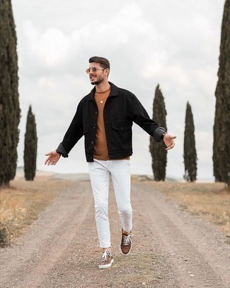 Dunkelbraunes T-Shirt mit einem Rundhalsausschnitt kombinieren – 65 Frühling Herren Outfits