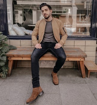 Dunkelbraunes T-Shirt mit einem Rundhalsausschnitt kombinieren – 400 Herren Outfits