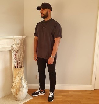 Dunkelbraunes T-Shirt mit einem Rundhalsausschnitt kombinieren – 400 Herren Outfits