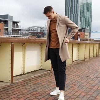 Dunkelbraunes T-Shirt mit einem Rundhalsausschnitt kombinieren – 65 Frühling Herren Outfits