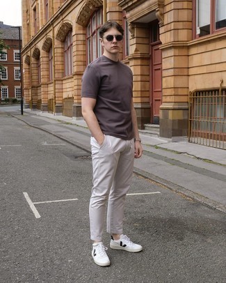 Dunkelbraunes T-Shirt mit einem Rundhalsausschnitt kombinieren – 400 Herren Outfits