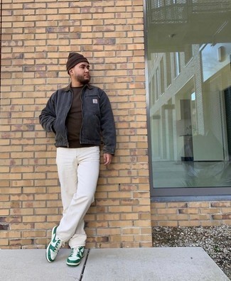 Dunkelbraunes T-Shirt mit einem Rundhalsausschnitt kombinieren – 65 Frühling Herren Outfits