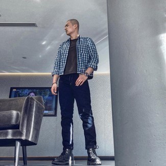 Dunkelbraunes T-Shirt mit einem Rundhalsausschnitt kombinieren – 400 Herren Outfits