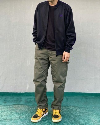 Dunkelbraunes T-Shirt mit einem Rundhalsausschnitt kombinieren – 400 Herren Outfits