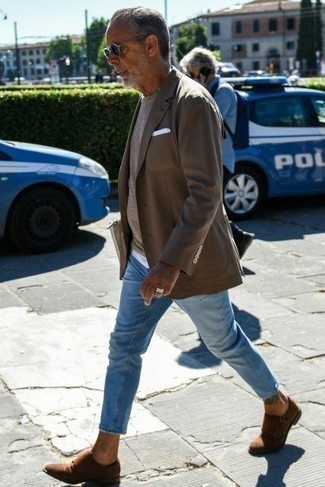 50 Jährige: Welche Jeans mit dunkelbrauner Doppelmonks zu tragen – 2 Sommer Herren Outfits