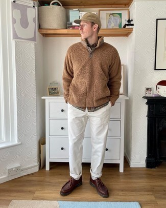 Dunkelbraunen Fleece-Pullover mit einem zugeknöpften Kragen kombinieren – 5 Herren Outfits