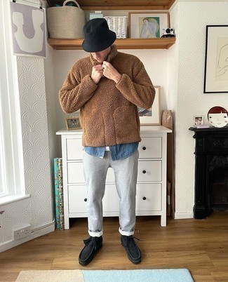 Dunkelbraunen Fleece-Pullover mit einem zugeknöpften Kragen kombinieren – 5 Herren Outfits