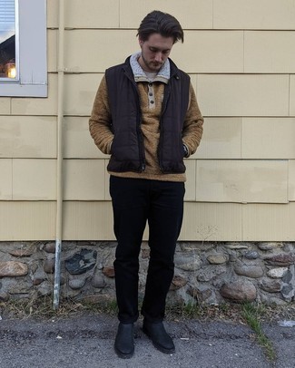 Dunkelbraunen Fleece-Pullover mit einem zugeknöpften Kragen kombinieren – 5 Herren Outfits