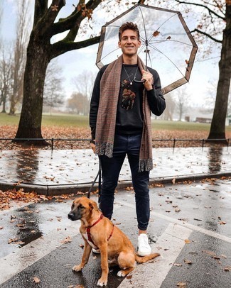 Dunkelbraunen Schal mit Hahnentritt-Muster kombinieren – 7 Herren Outfits