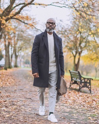 Dunkelbraunen Schal mit Hahnentritt-Muster kombinieren – 7 Herren Outfits