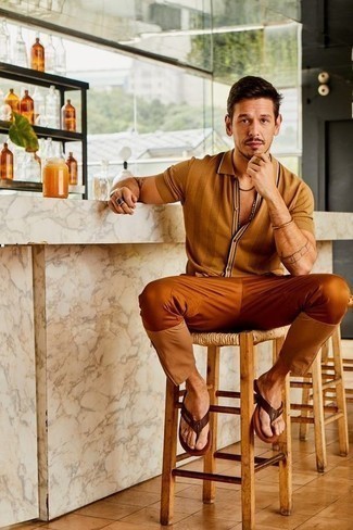 Dunkelbraune Leder Zehensandalen kombinieren – 43 Herren Outfits