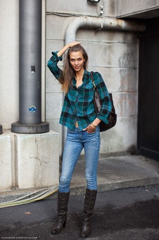 Dunkelbraune kniehohe Stiefel aus Leder kombinieren – 105 Damen Outfits