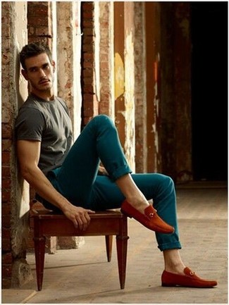 Welche T-Shirts mit einem Rundhalsausschnitt mit dunkelbrauner Slipper zu tragen – 665+ Herren Outfits