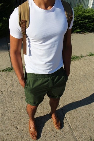 Welche T-Shirts mit einem Rundhalsausschnitt mit dunkelbrauner Slipper zu tragen – 665+ Herren Outfits
