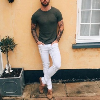 Welche T-Shirts mit einem Rundhalsausschnitt mit dunkelbrauner Slipper zu tragen – 665+ Herren Outfits