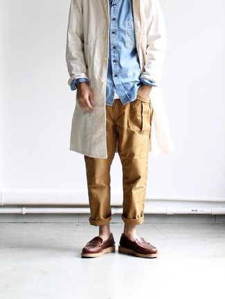 Welche T-Shirts mit einem Rundhalsausschnitt mit dunkelbrauner Slipper zu tragen – 665+ Herren Outfits