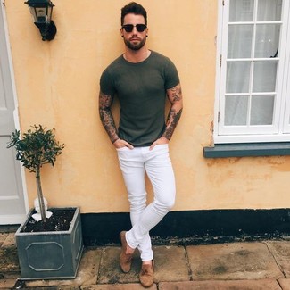 Welche T-Shirts mit einem Rundhalsausschnitt mit dunkelbrauner Slipper zu tragen – 665+ Herren Outfits