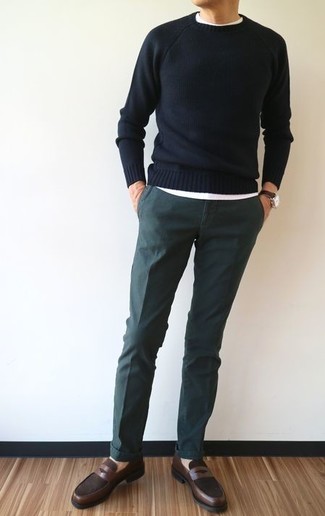 Welche T-Shirts mit einem Rundhalsausschnitt mit dunkelbrauner Slipper zu tragen – 665+ Herren Outfits