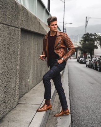 Welche T-Shirts mit einem Rundhalsausschnitt mit dunkelbrauner Slipper zu tragen – 665+ Herren Outfits