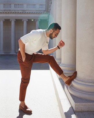Welche T-Shirts mit einem Rundhalsausschnitt mit dunkelbrauner Slipper zu tragen – 665+ Herren Outfits