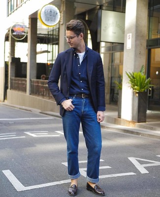 Welche T-Shirts mit einem Rundhalsausschnitt mit dunkelbrauner Slipper zu tragen – 665+ Herren Outfits