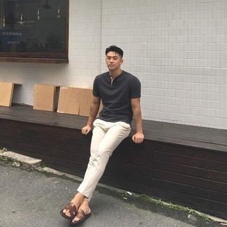 20 Jährige: Welche Chinohosen mit dunkelbrauner Sandalen zu tragen – 43 Herren Outfits