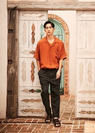 20 Jährige: Welche Chinohosen mit dunkelbrauner Sandalen zu tragen – 43 Herren Outfits