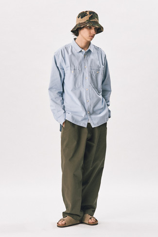 20 Jährige: Welche Chinohosen mit dunkelbrauner Sandalen zu tragen – 43 Herren Outfits