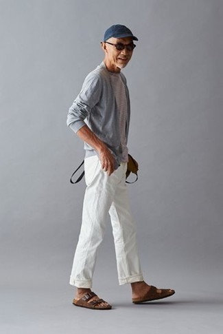 50 Jährige: Welche Chinohosen mit dunkelbrauner Sandalen zu tragen – 2 Herren Outfits