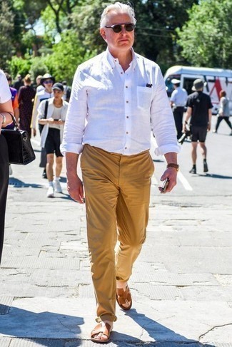 50 Jährige: Welche Chinohosen mit dunkelbrauner Sandalen zu tragen – 2 Herren Outfits