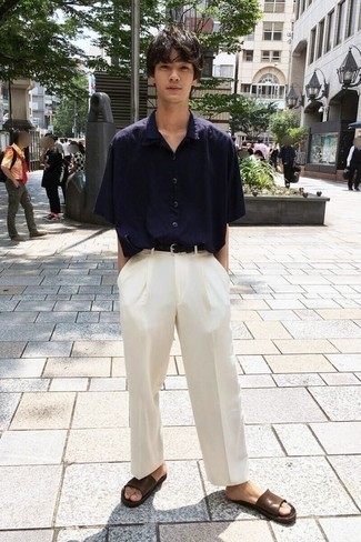Teenager: Welche Chinohosen mit dunkelbrauner Sandalen zu tragen – 4 Herren Outfits