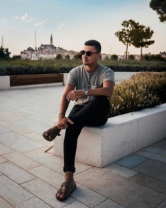 20 Jährige: Welche Chinohosen mit dunkelbrauner Sandalen zu tragen – 43 Herren Outfits