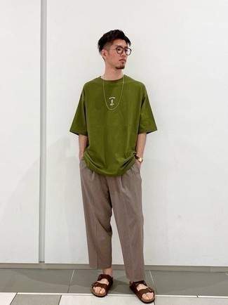 20 Jährige: Welche Chinohosen mit dunkelbrauner Sandalen zu tragen – 43 Herren Outfits
