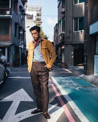 Wie dunkelbraune Shirtjacke mit brauner Anzughose zu kombinieren – 8 Herren Outfits