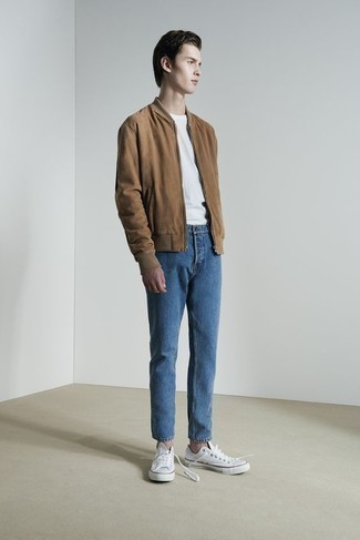 Teenager: Dunkelbraune Wildleder Bomberjacke kombinieren – 1 Herren Outfits