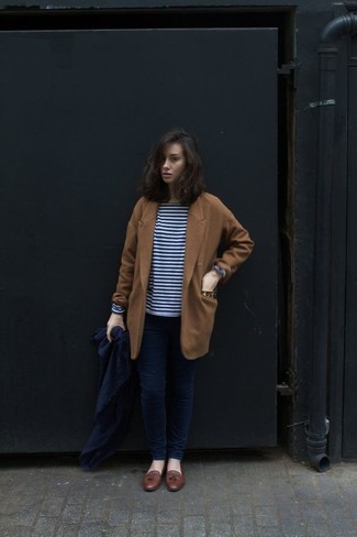 Welche enge Jeans mit dunkelbrauner Slipper mit Quasten zu tragen – 11 Damen Outfits