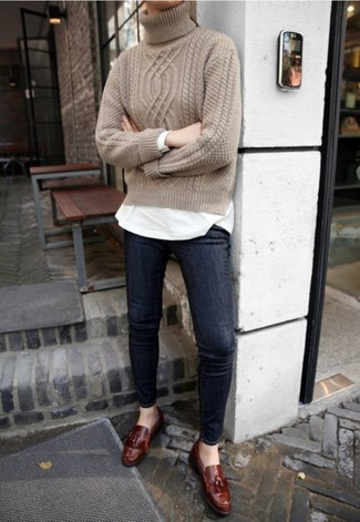 Welche enge Jeans mit dunkelbrauner Slipper mit Quasten zu tragen – 11 Damen Outfits