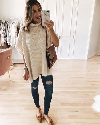 Welche enge Jeans mit dunkelbrauner Slipper mit Quasten zu tragen – 11 Damen Outfits