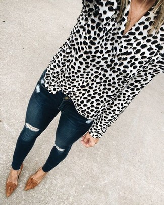 Welche enge Jeans mit dunkelbrauner Slipper mit Quasten zu tragen – 11 Damen Outfits