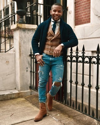 Wie dunkelbraune Wollweste mit dunkelbrauner Chelsea Boots aus Wildleder zu kombinieren – 4 Herren Outfits