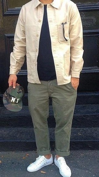 Dunkelgrüne Camouflage Baseballkappe kombinieren – 12 Herren Outfits