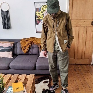 Wie dunkelgrünes T-Shirt mit einem Rundhalsausschnitt mit olivgrüner Chinohose zu kombinieren – 23 Herren Outfits